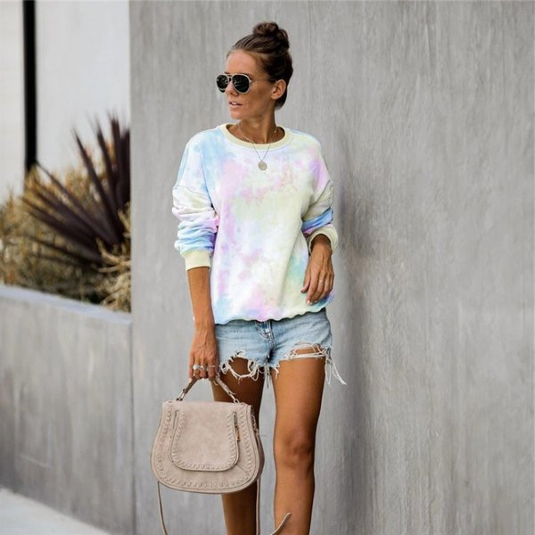 Női blúz színes mintával, kerek nyakkivágással