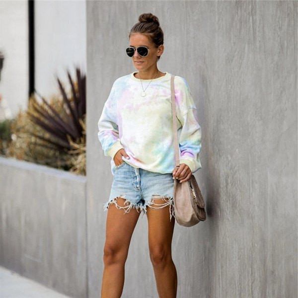 Női blúz színes mintával, kerek nyakkivágással