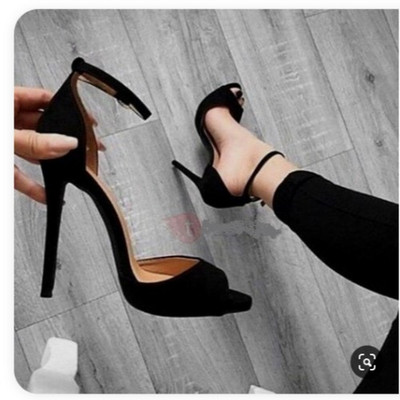 Női szandál magas vékony sarokkal 12 cm, fém rögzítéssel