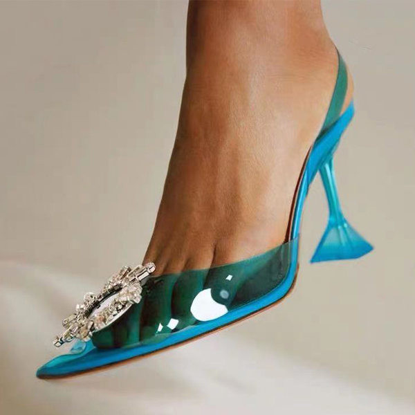 Modern cipő új modellje szilikon pántokkal és díszítéssel