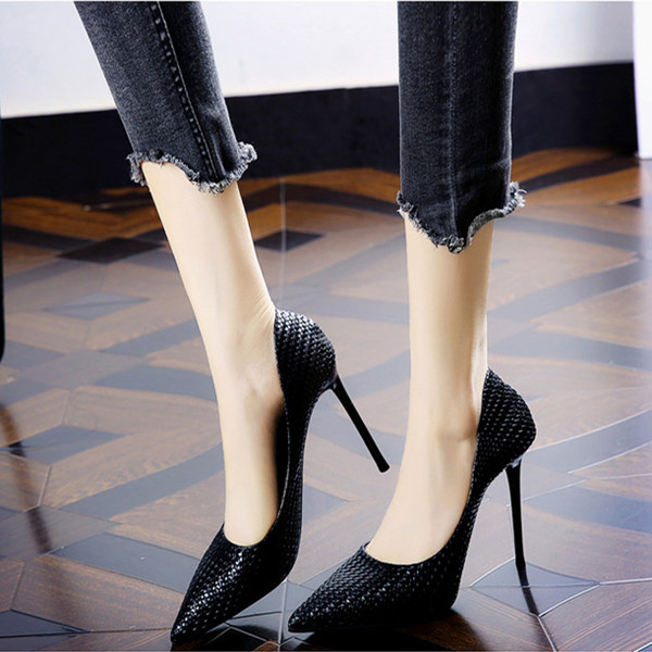 Női hegyes cipő magas vékony sarkú