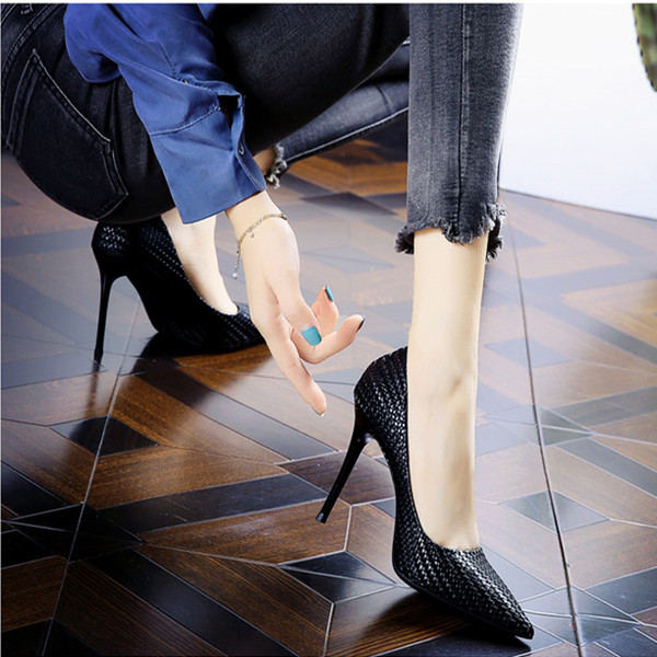 Női hegyes cipő magas vékony sarkú