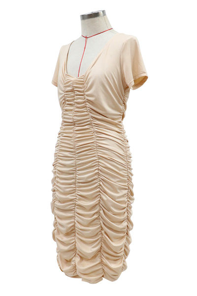 Stílusos női testhezálló ruha rövid ujjal