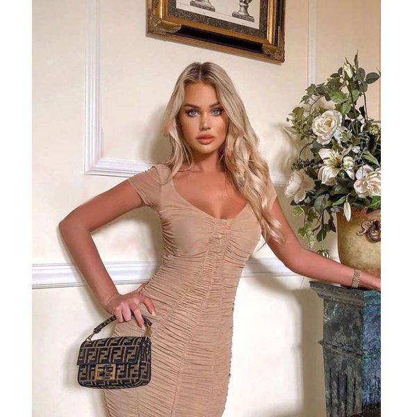 Stílusos női testhezálló ruha rövid ujjal