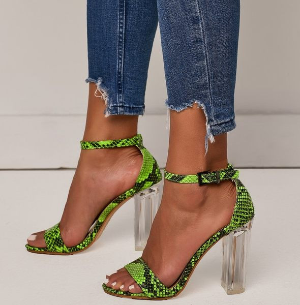 Női szandál 11 cm magas, szögletes sarokkal, fém rögzítéssel