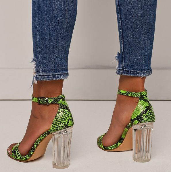 Női szandál 11 cm magas, szögletes sarokkal, fém rögzítéssel