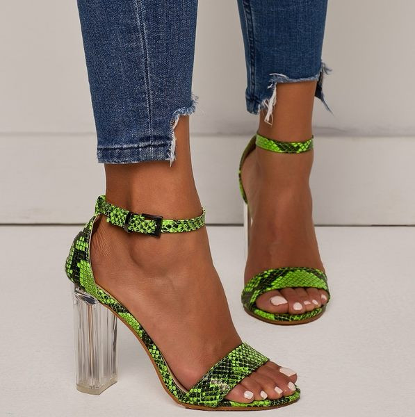 Női szandál 11 cm magas, szögletes sarokkal, fém rögzítéssel