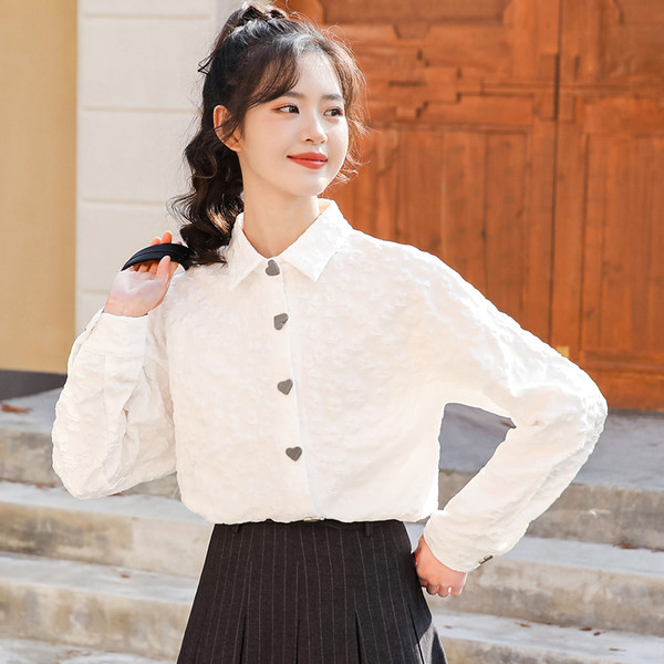 Modern női ing gombokkal a szíveken - fehér színű