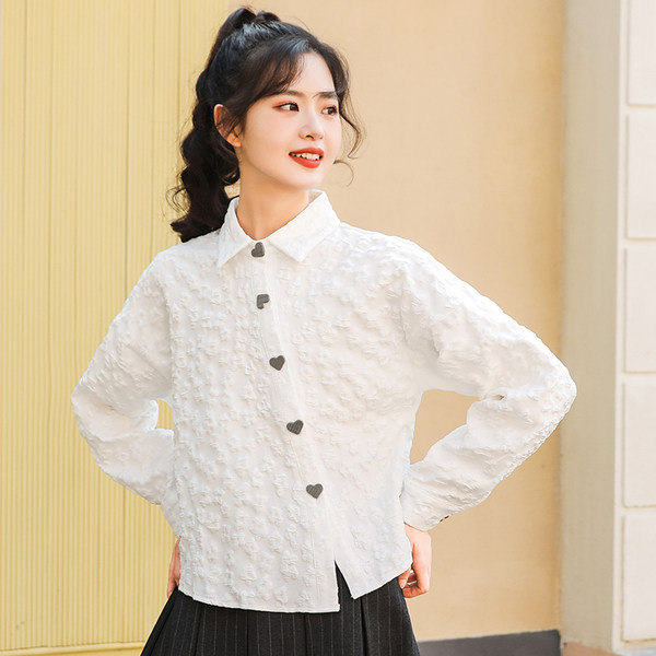 Modern női ing gombokkal a szíveken - fehér színű