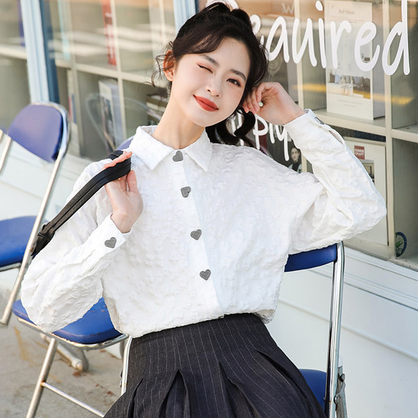 Modern női ing gombokkal a szíveken - fehér színű