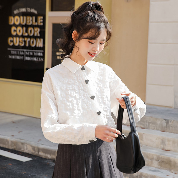 Modern női ing gombokkal a szíveken - fehér színű