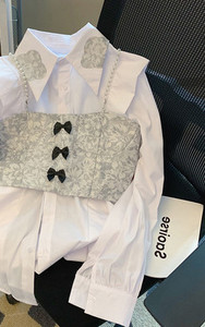 Női formális ing gyöngyökkel és gombos rögzítéssel