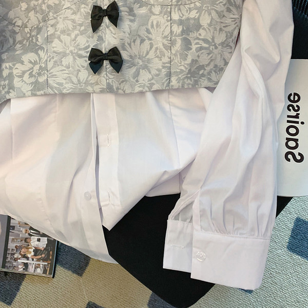 Női formális ing gyöngyökkel és gombos rögzítéssel