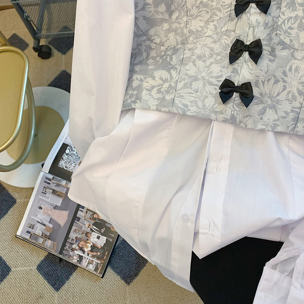 Női formális ing gyöngyökkel és gombos rögzítéssel