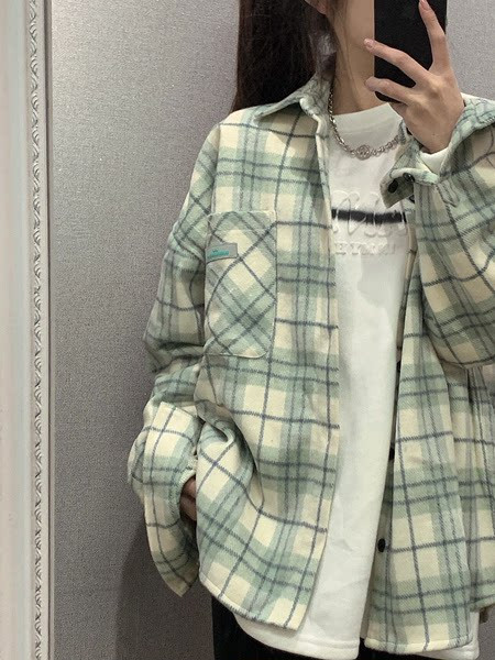 Női kockás ing nélküli modell gombokkal és zsebbel