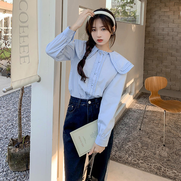 Ingyenes modell női ing gombokkal és ovális nyakkivágással