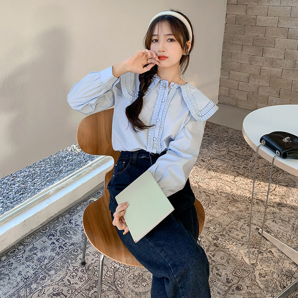 Ingyenes modell női ing gombokkal és ovális nyakkivágással