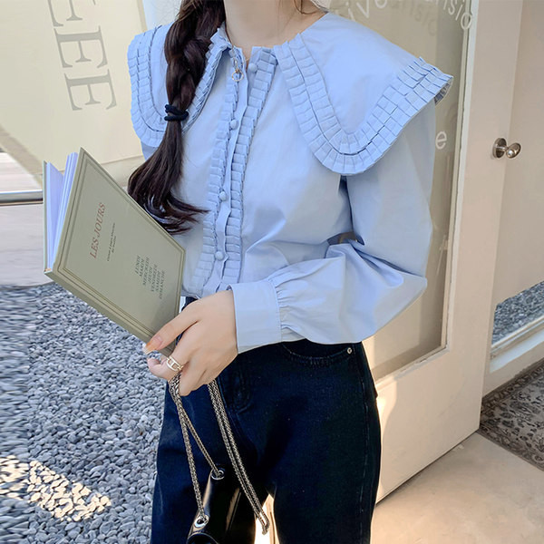 Ingyenes modell női ing gombokkal és ovális nyakkivágással