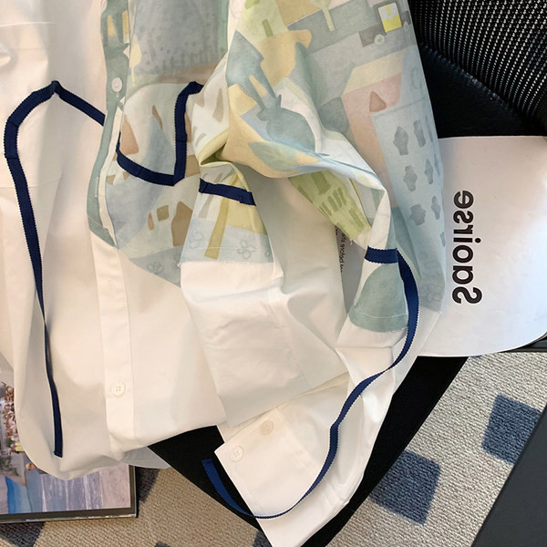 Modern női ing rátéttel és gombos rögzítéssel