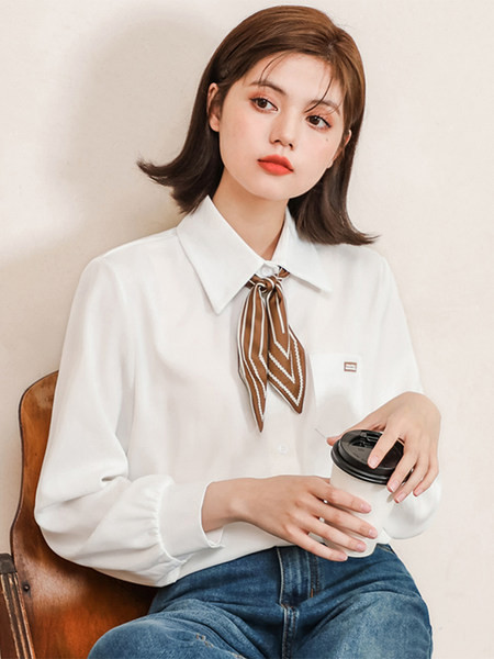 Naiste särk klassikalise krae ja embleemiga