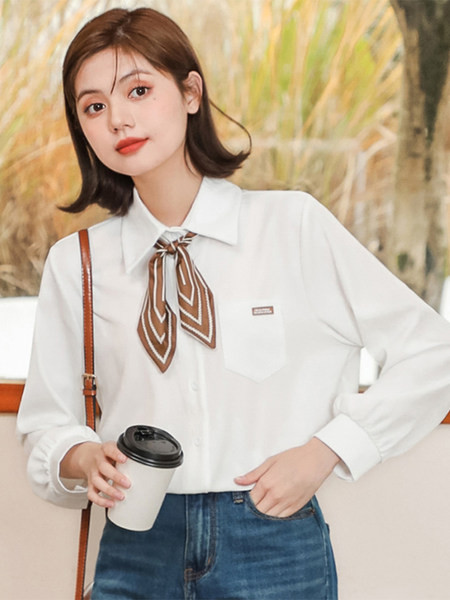 Naiste särk klassikalise krae ja embleemiga