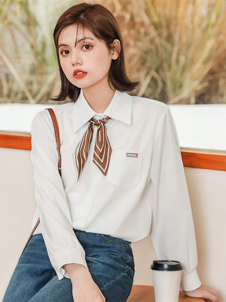 Naiste särk klassikalise krae ja embleemiga