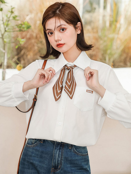 Naiste särk klassikalise krae ja embleemiga