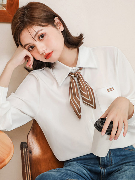 Naiste särk klassikalise krae ja embleemiga