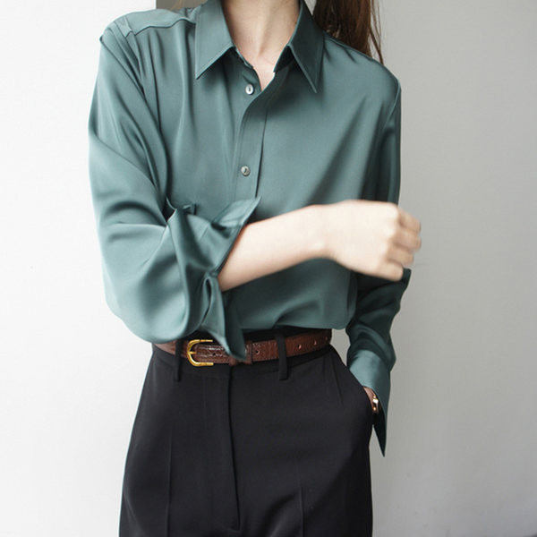 Naiste särk klassikaliste kraenööpide ja taskuga