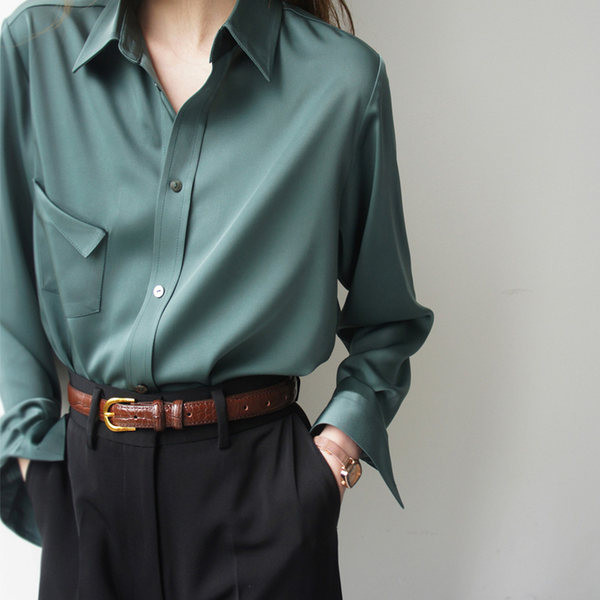 Naiste särk klassikaliste kraenööpide ja taskuga