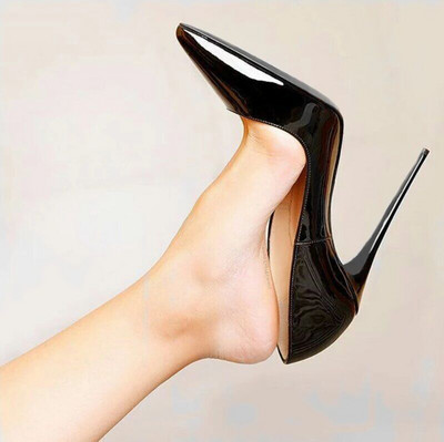 Елегантни дамски заострени обувки 