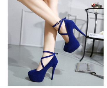 Μοντέρνα γυναικεία πέδιλα με τιράντες και τακούνι ύψους 15 cm