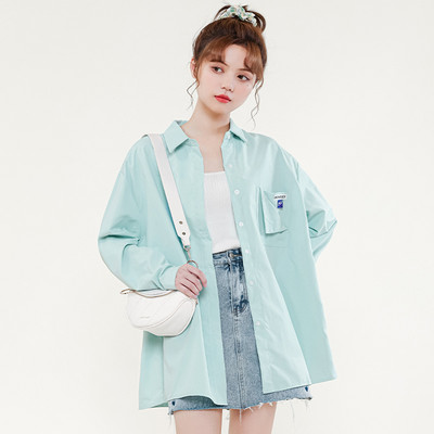 Φαρδύ πουκάμισο με τσέπη και κουμπιά - για γυναίκες