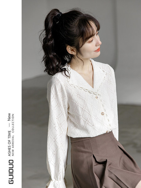 Uue mudeli nööpide ja spitsikaelusega särk