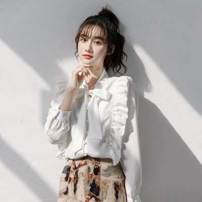 Μοντέρνο γυναικείο πουκάμισο με βολάν και κορδέλα στον γιακά - λευκό χρώμα