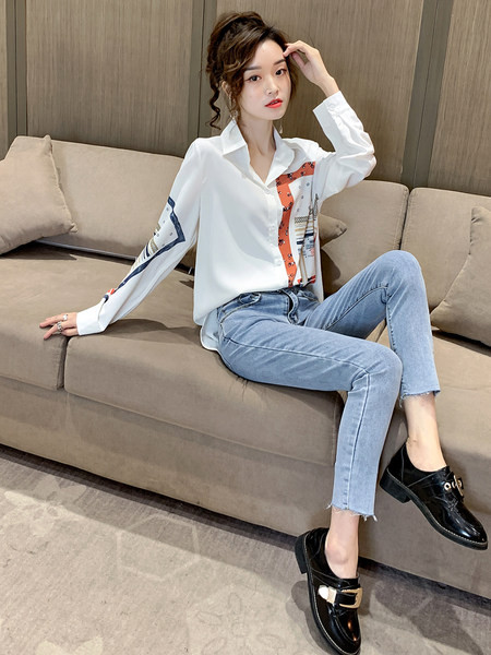 Дамска риза в бял цвят и цветна апликация с класическа яка 