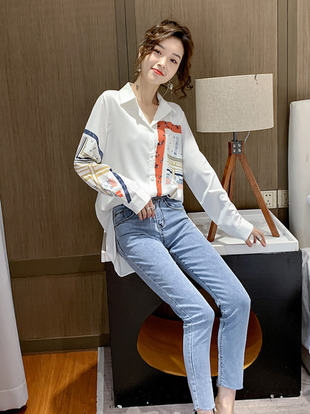 Дамска риза в бял цвят и цветна апликация с класическа яка 