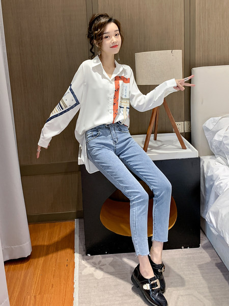 Дамска риза в бял цвят и цветна апликация с класическа яка 