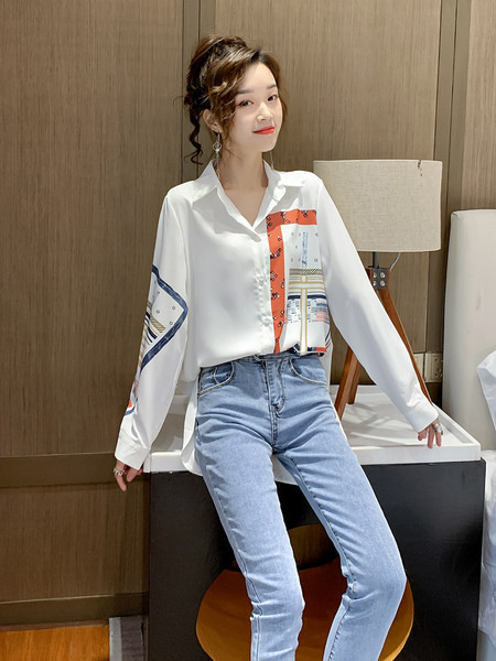 Дамска риза в бял цвят и цветна апликация с класическа яка 