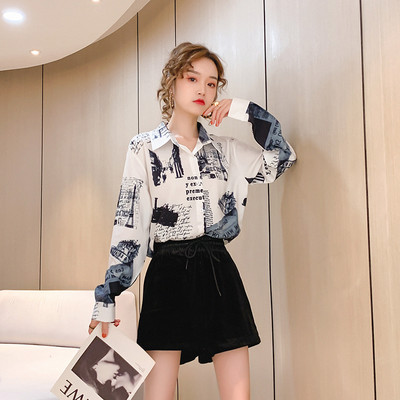 Naiste kaasaegne särk trükise ja nööpidega