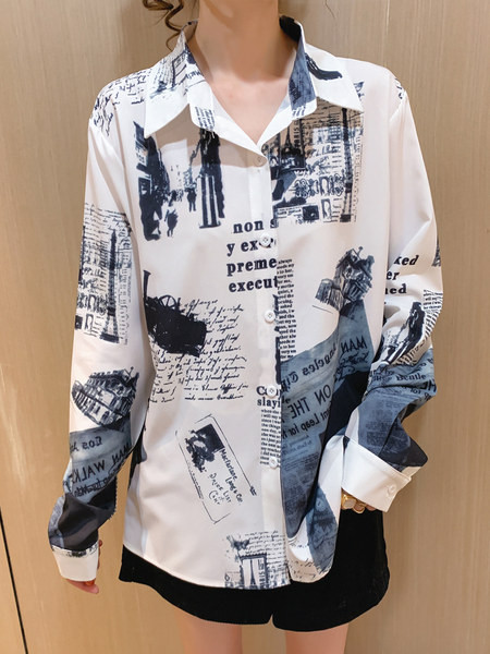 Naiste kaasaegne särk trükise ja nööpidega