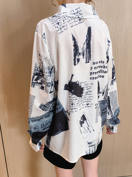 Naiste kaasaegne särk trükise ja nööpidega