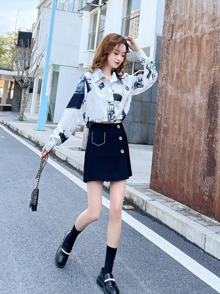 Γυναικείο πουκάμισο με κλασικό γιακά και απλικέ