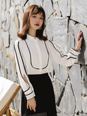 Elegantna ženska košulja s ovalnim izrezom i metalnim ukrasom