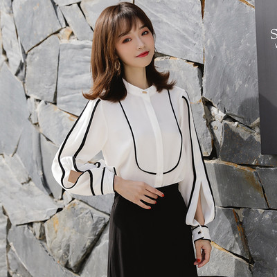 Elegantna ženska košulja s ovalnim izrezom i metalnim ukrasom