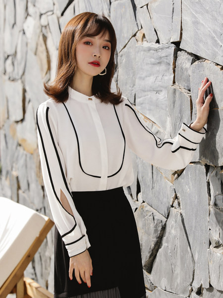 Elegantna ženska košulja s ovalnim izrezom i metalnim ukrasom