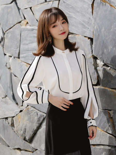 Elegantna ženska košulja s ovalnim izrezom i metalnim ukrasom