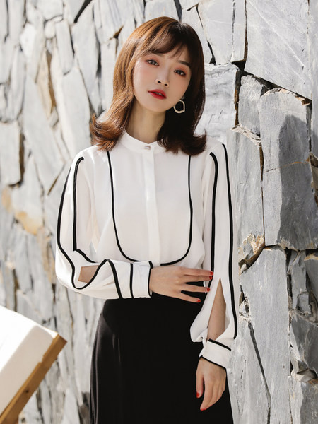 Elegantna ženska košulja s ovalnim izrezom i metalnim ukrasom