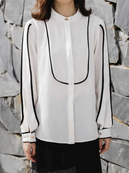 Elegantna ženska košulja s ovalnim izrezom i metalnim ukrasom