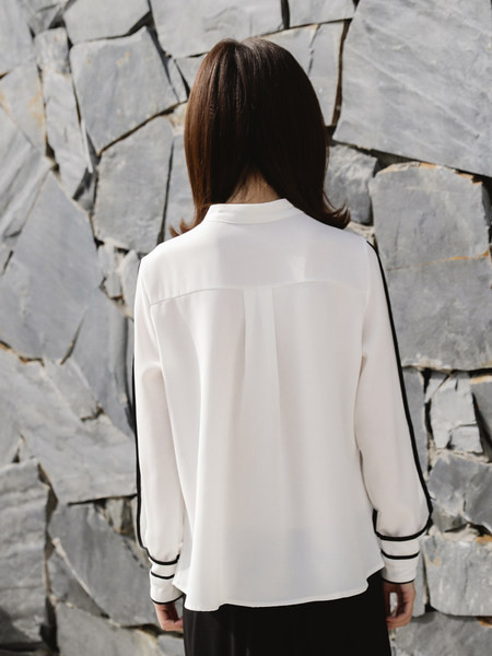 Elegantna ženska košulja s ovalnim izrezom i metalnim ukrasom